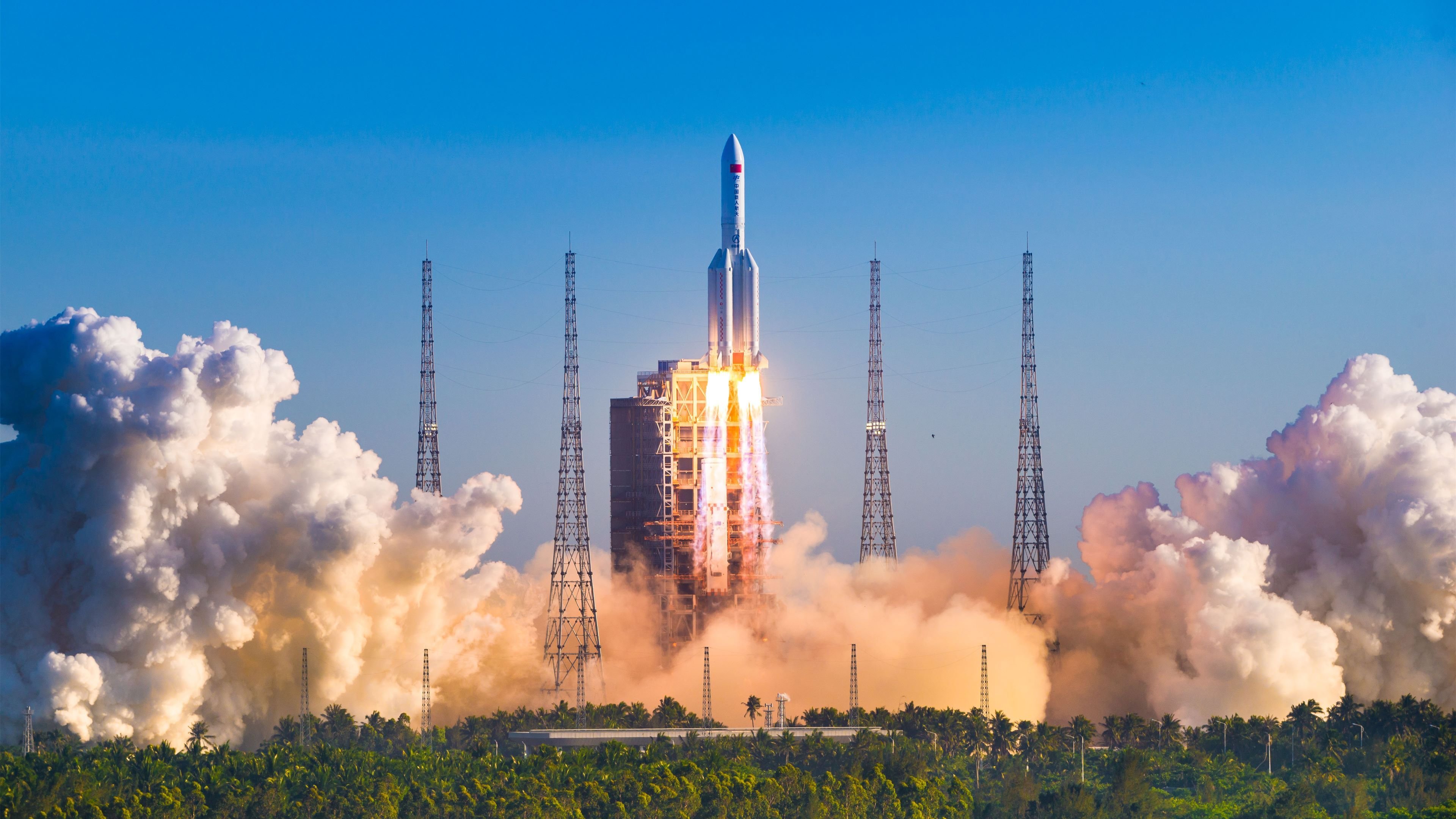 F1街道赛焦点战点燃速度激情，掘金主场踏平湖人展现实力风暴